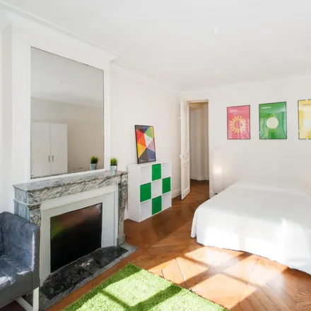 Rent this 4 bed room on 64 Rue Rambuteau in 75003 Paris, France