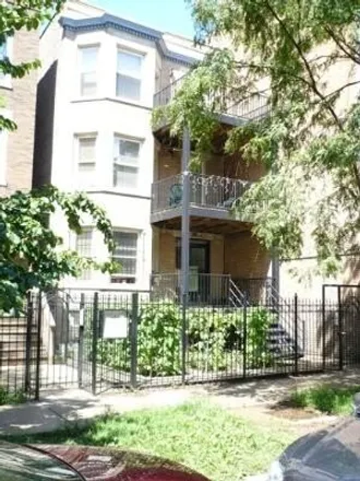 Rent this 3 bed house on North Kenmore Avenue in Chicago, IL 60640