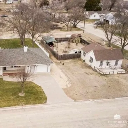 Image 2 - 664 North Kansas Avenue, Beloit, KS 67420, USA - House for sale