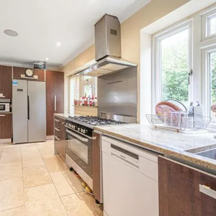 Rent this 4 bed house on Dollis Road in London, N3 1RE