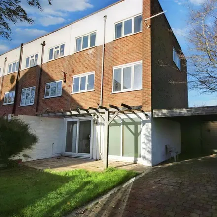 Rent this 5 bed townhouse on Lindfield Gardens in Guildford, GU1 1TP