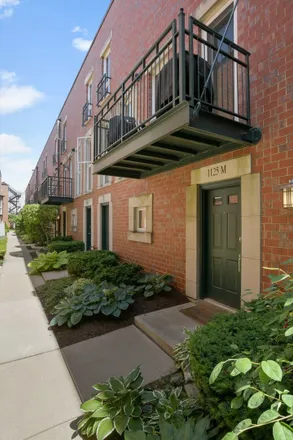 Image 2 - 1125 West Newport Avenue, Chicago, IL 60657, USA - Townhouse for sale