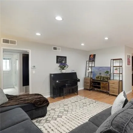 Image 5 - 2549 Walnut Avenue, Signal Hill, CA 90755, USA - Condo for sale