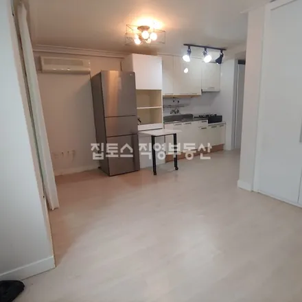 Rent this studio apartment on 서울특별시 강남구 신사동 523-23
