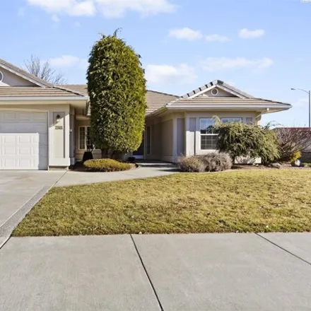 Buy this 3 bed house on 2311 S Arthur Loop in Kennewick, Washington