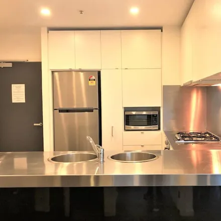 Rent this studio apartment on 620 Collins Street