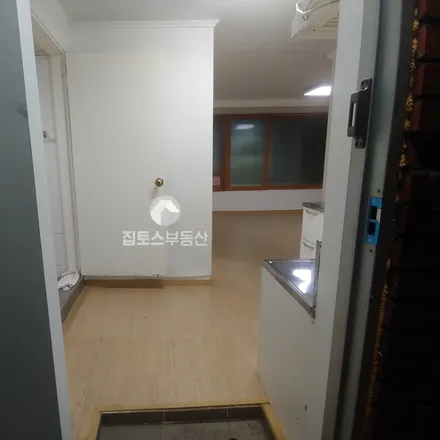 Rent this 3 bed apartment on 서울특별시 송파구 잠실동 211-6