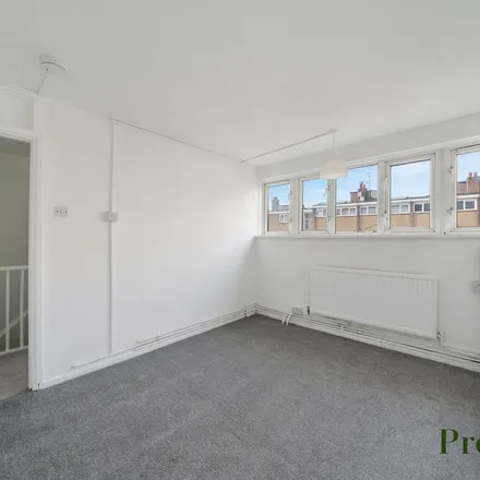 Rent this 3 bed apartment on 105-214 Poplar High Street in London, E14 0RJ