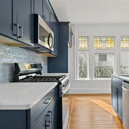 Rent this 4 bed apartment on 318 Willow St in New Haven, Connecticut