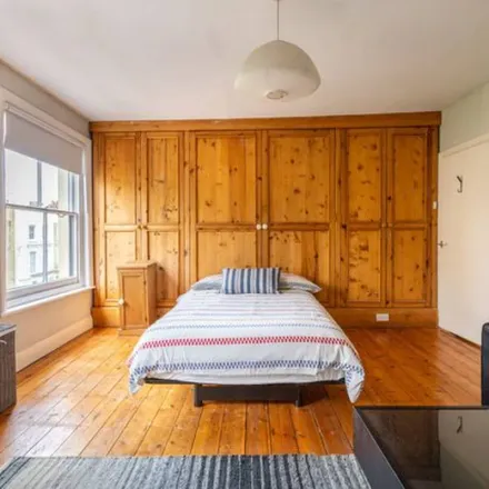 Rent this 3 bed apartment on 146 Praed Street in London, W2 1BA