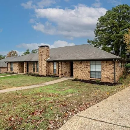 Image 2 - 1642 Timber Creek Drive, Tyler, TX 75703, USA - House for sale