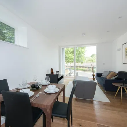 Image 4 - Sotherby Court, 43 Sewardstone Road, London, E2 9JQ, United Kingdom - Apartment for rent