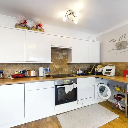Image 3 - Whitley Close, Stanwell, TW19 7EZ, United Kingdom - Apartment for rent