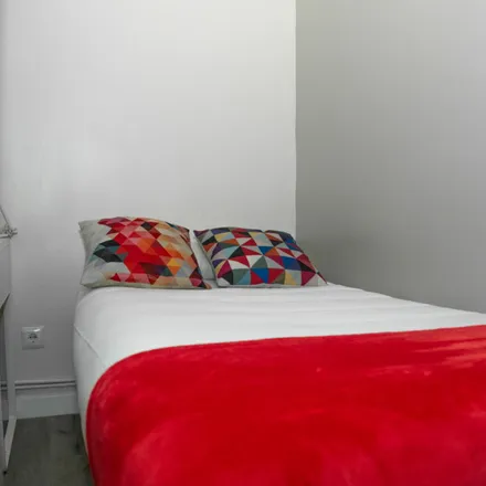 Rent this 7 bed room on Madrid in Calle del Áncora, 7