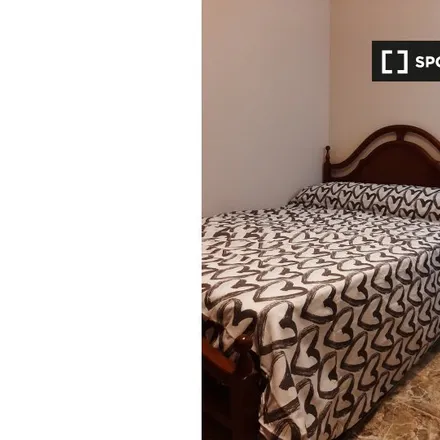 Rent this 4 bed room on Calle de Antonio Sangenis in 65-67, 50010 Zaragoza
