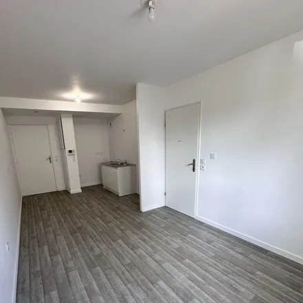 Rent this 2 bed apartment on 28 Rue Jacques Prévert in 77350 Le Mée-sur-Seine, France