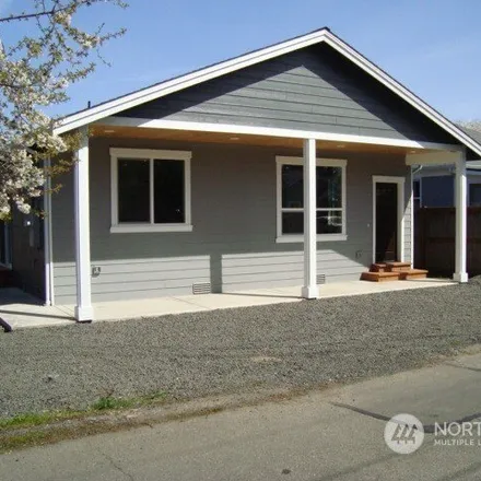 Buy this 3 bed house on 1782 14th Street in Bremerton, WA 98337