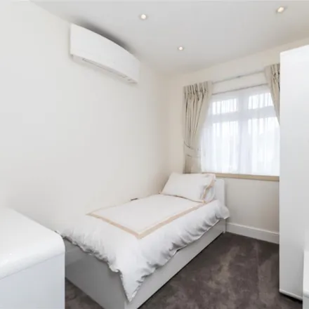 Image 2 - Bowes Road, London, W3 7AD, United Kingdom - Apartment for rent
