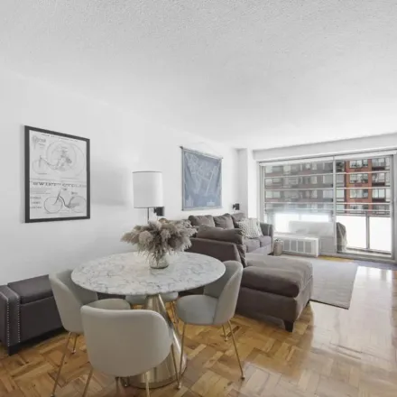 Image 2 - The Churchill, 300 East 40th Street, New York, NY 10016, USA - Apartment for rent