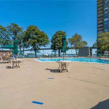 Image 7 - 166-25 Powells Cove Boulevard, New York, NY 11357, USA - Apartment for sale