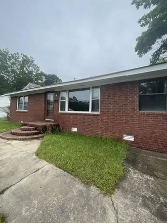 Rent this 3 bed house on 11 School Street in Pine Bluff, AR 71602
