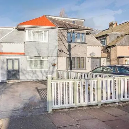 Buy this 3 bed duplex on 2 Brinkworth Road in London, IG5 0JS