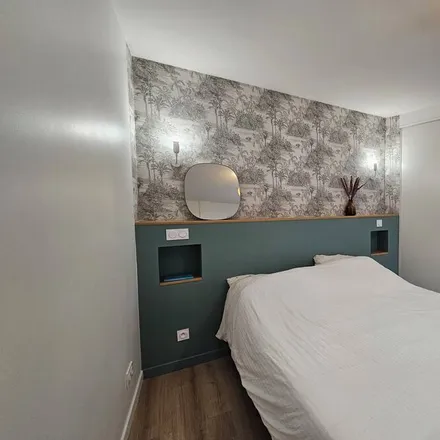 Rent this 4 bed house on Saint-Maur-des-Fossés in Val-de-Marne, France