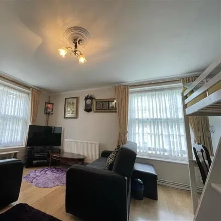 Image 2 - Baker House, Bromley High Street, Bromley-by-Bow, London, E3 3BN, United Kingdom - Apartment for sale