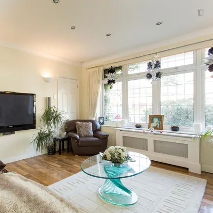 Image 5 - Evesham Way, London, IG5 0EQ, United Kingdom - Room for rent