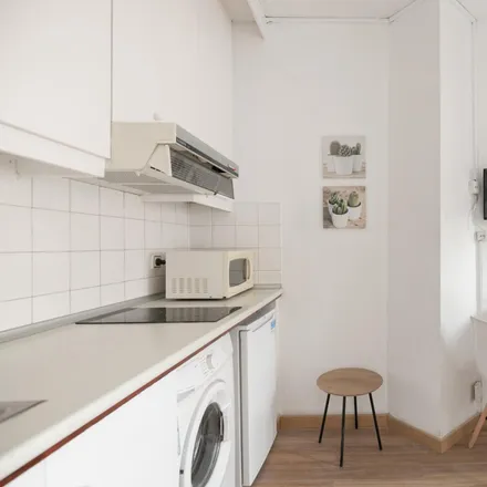 Image 8 - Carrer de Berlín, 51, 53, 08001 Barcelona, Spain - Apartment for rent