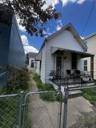 Buy this 2 bed house on 1529 Saint Clair St in Covington, Kentucky