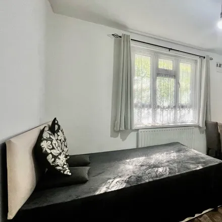 Rent this 2 bed room on Old Bethnal Green Road in London, E2 6QR