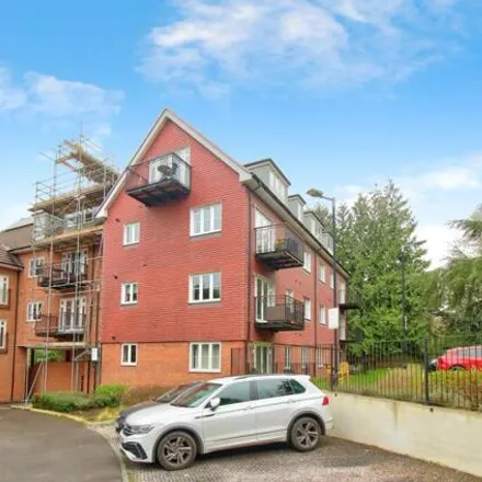 Buy this 1 bed apartment on Crowthorne Road in Easthampstead, RG12 7EF