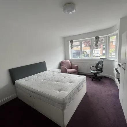 Rent this 5 bed room on Cheyneys Avenue in London, HA8 6RZ