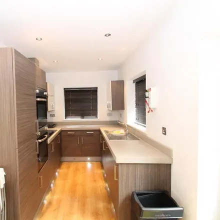 Rent this 5 bed townhouse on Harrow Road in Leicester, LE3 0JW