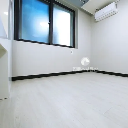 Rent this studio apartment on 서울특별시 관악구 신림동 1432-55