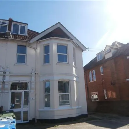 Rent this 4 bed apartment on 48 Howard Road in Southampton, SO15 5BL