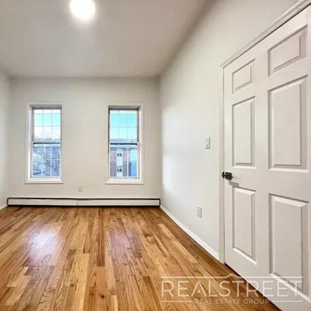 Image 9 - 68 Covert Street, New York, NY 11207, USA - Townhouse for rent