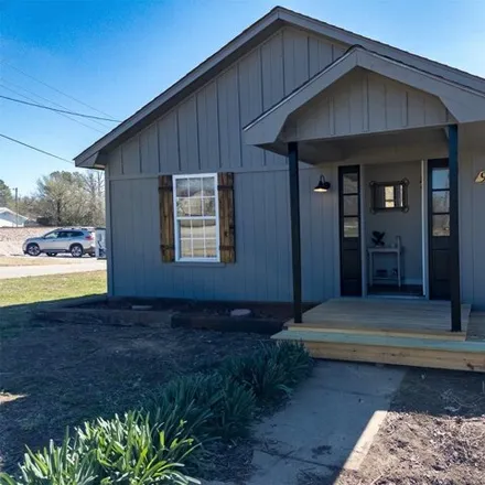 Buy this 2 bed house on 814 South Sioux Avenue in Okmulgee, OK 74447