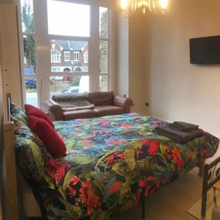 Rent this studio apartment on 18 Argyle Road in London, W13 8LF