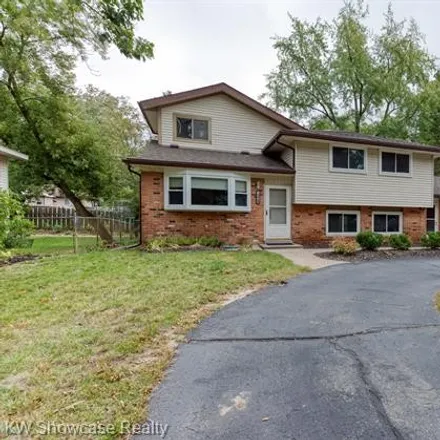 Image 3 - 2260 Benstein Road, Wolverine Lake, Commerce Township, MI 48390, USA - House for sale