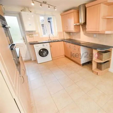 Image 7 - Deepwell View, Sheffield, S20 4SP, United Kingdom - Townhouse for rent