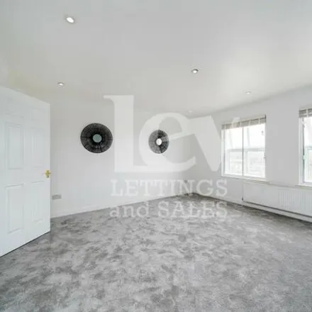 Image 7 - Great North Way, London, NW4 1PP, United Kingdom - House for sale
