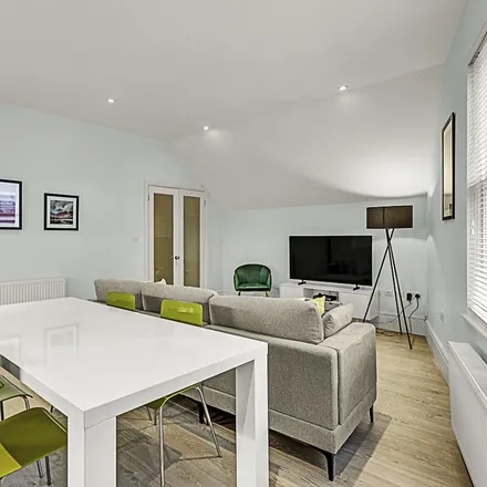 Image 7 - John D Wood & Co, 47 Balham Hill, London, SW12 9DR, United Kingdom - Apartment for rent