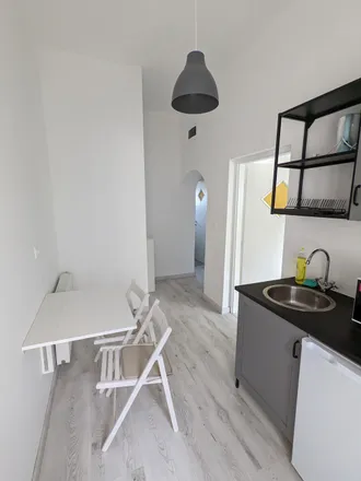 Rent this 1 bed apartment on Hőszigetelés-kötőelem szakáruház in Budapest, Keresztúri út 74