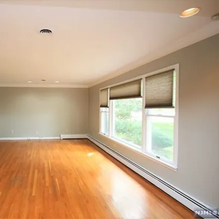 Image 3 - 390 Michele Court, Cresskill, Bergen County, NJ 07626, USA - House for rent
