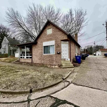 Buy this studio house on 1369 10th Street in Moline, IL 61265