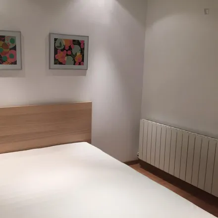 Rent this 6 bed room on Farmacia Ballestin in Paseo de Santa María de la Cabeza, 47