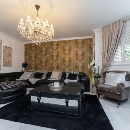 Rent this 4 bed apartment on Leinster Mansions in Finchley Road, London
