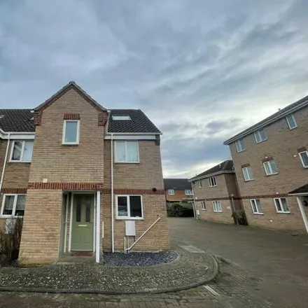 Rent this 3 bed house on 12 in 13 Sovereign Place, Cambridge